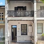 Ideal Location 3 Bdr Paddo Terrace Parking & Pets
